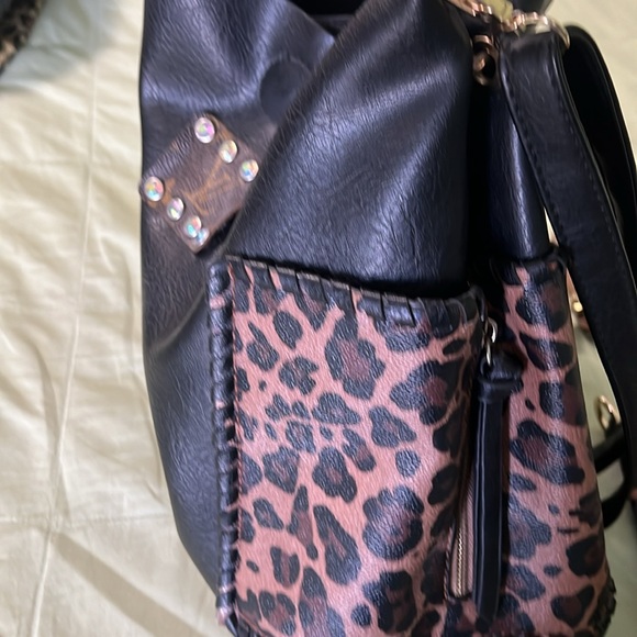3 piece hang bag with wallet LV patch, used but still in good condition - Picture 5 of 8